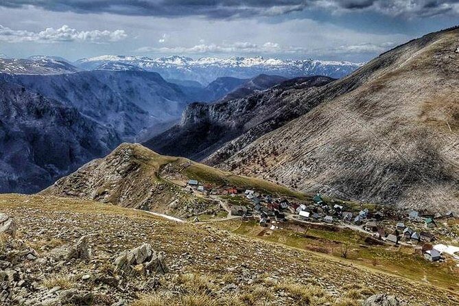 Lukomir Nomad Village Hiking from Sarajevo - Local Lunch Included - Umoljani Mosque: a short visit with a heavy story