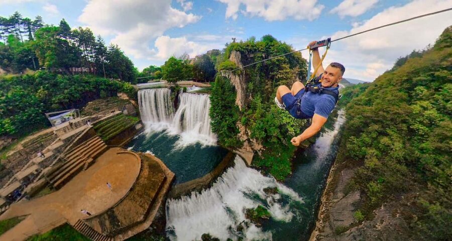 Sarajevo: Jajce Waterfall, Travnik & Pliva Lake Tour - Travnik Fortress and the Colorful Mosque: where the photos make sense
