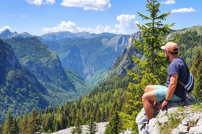 Sutjeska National Park Hike from Sarajevo - Meeting at Obala Isa-bega Ishakovića and the quick Latin Bridge moment